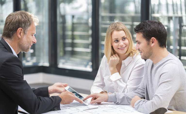 Couple et commercial devant en plan d'appartement