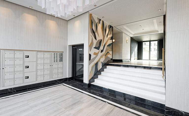 The One - Photo hall